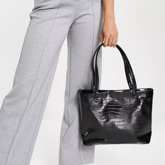 TRUFFLE COLLECTION | "Moc Croc" Tote in Black - Picture 5 of 8